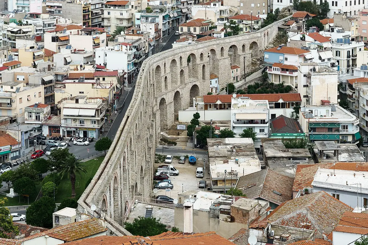 Das historische Aquädukt Kamares in Kavala